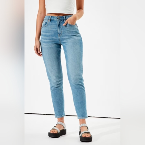 American Eagle Mom Jean Medium Wash High Waisted Denim Size 4 - Picture 1 of 11